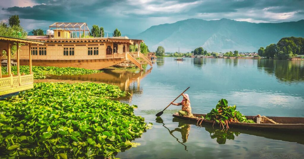 Dal Lake best places to visit in kashmir during winter for family